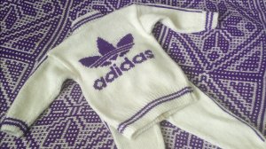 КОСТЮМ АДИДАС НА 2 ГОДА СПИЦАМИ. АЛИСА В ГОСТЯХ.