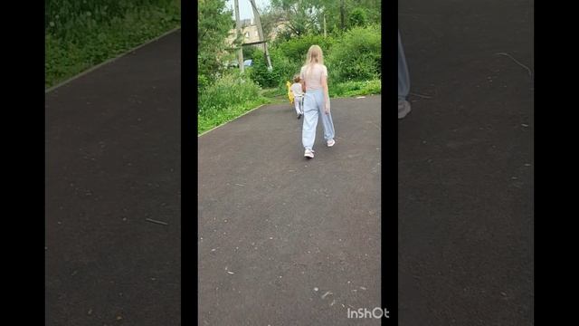 Гуляем с внучкой ❤🙂👍 смотреть онлайн