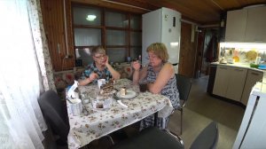 Мы с подружкою вдвоём…. Купили тортик и сладенько посидели…