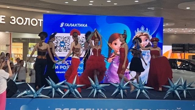 Дизайнер Ирая Фирсанова на отчётном показе школы моделей Fashion kids models! смотреть онлайн