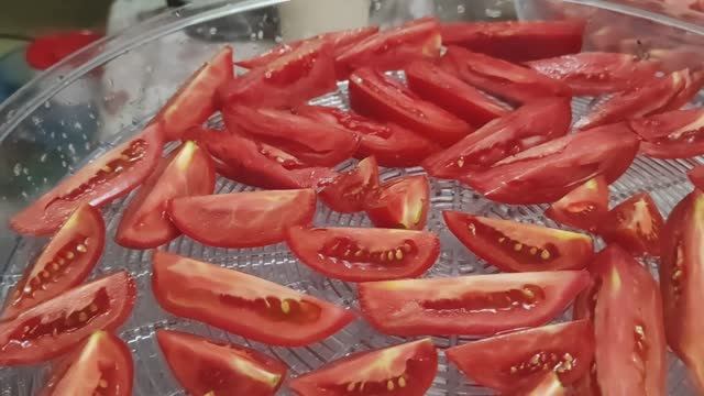 ВЯЛЕНЫЕ ПОМИДОРЫ! ВЯЛИМ ПОМИДОРЫ в СУШИЛКЕ ВЕТЕРОК 2 #вяленыепомидоры #электросушилка  #заготовки