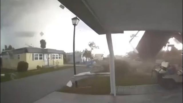🌪 Мощный торнадо поднял в воздух дом и сорвал крышу со второго смотреть онлайн