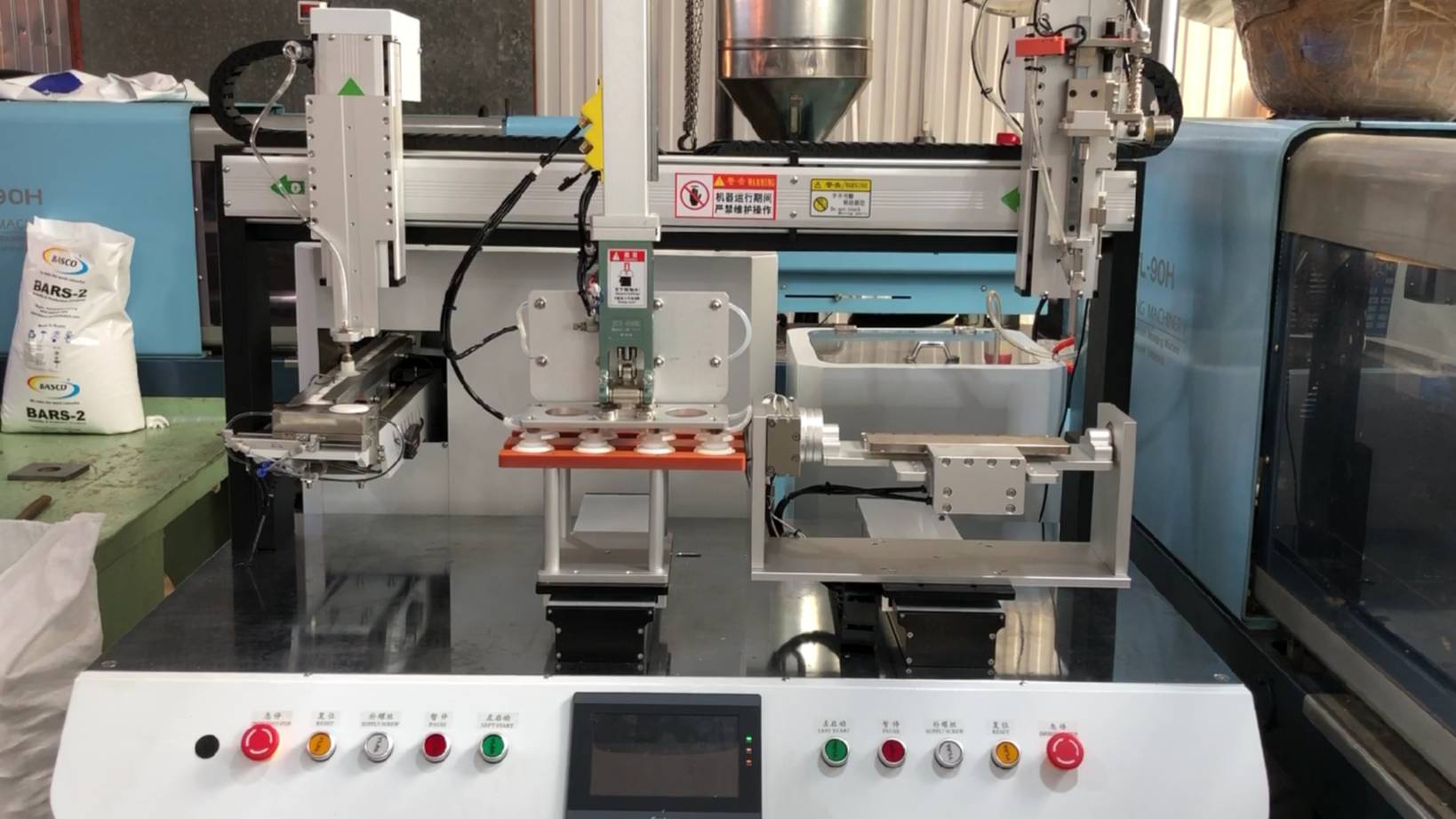 Универсальный роботизированный комплекс для установки закладных в пресс-формы смотреть онлайн