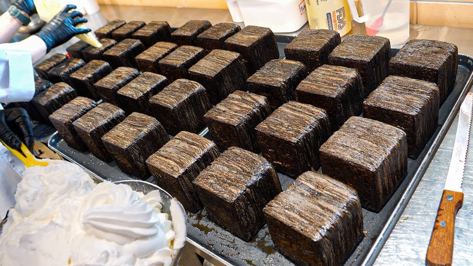 🍞 Утренний хит! 108 слоёв идеального хлеба — продаётся моментально! #корейскаяеда #чтоедятвкорее смотреть онлайн