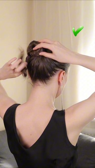 Прическа с крабиком за 1 минуту 🥰 смотреть онлайн