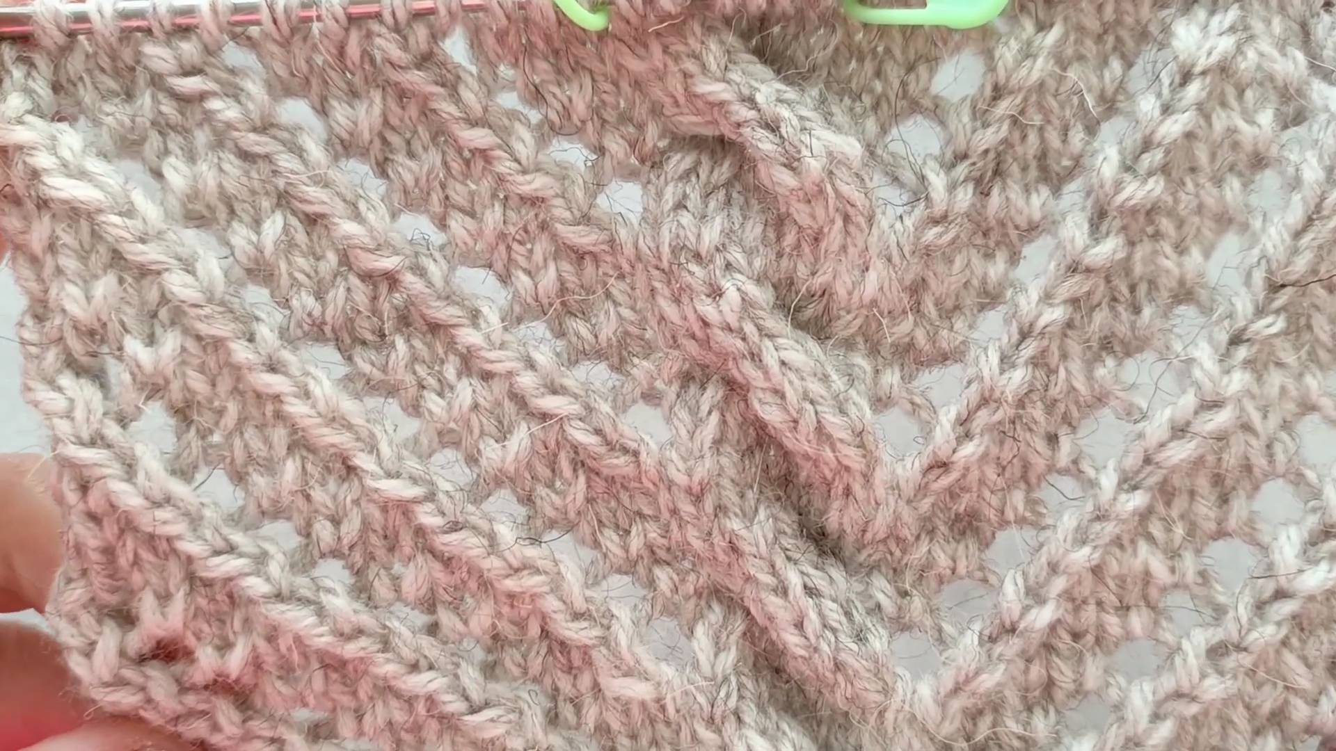 Узор спицами _Ажурные дорожки с косой по центру_, подробное видео для начинающих смотреть онлайн