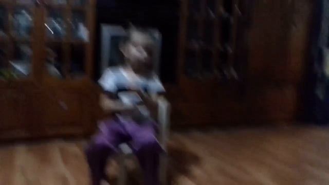 Лилия такая маленькая и надувает шарики 🎈🎈🎈🎈