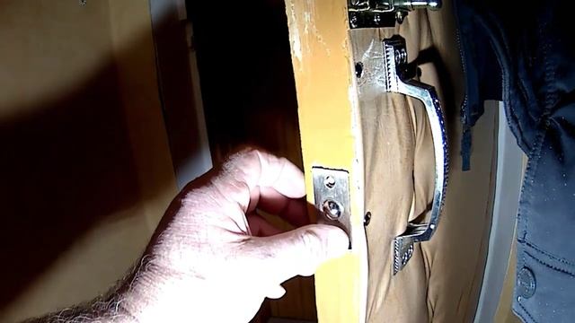 Чтобы дверь не открывалась от сквозняка... смотреть онлайн