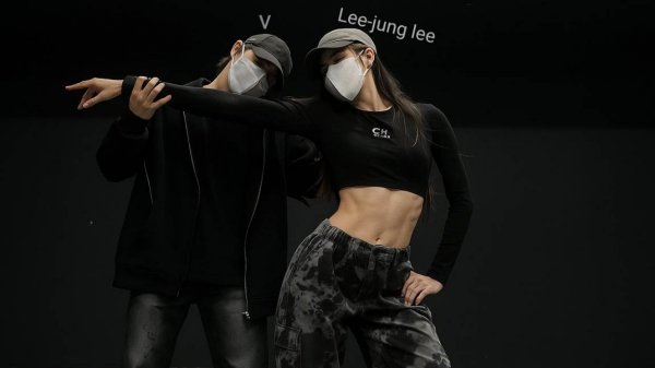 14 минут назад! НОВЫЙ ТАНЕЦ ТЭХЁНА из BTS и Ли Чжон Ли набрал 70 миллиардов просмотров