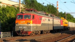 ВЛ10-1857 с грузовым поездом следует через платформу Первомайская