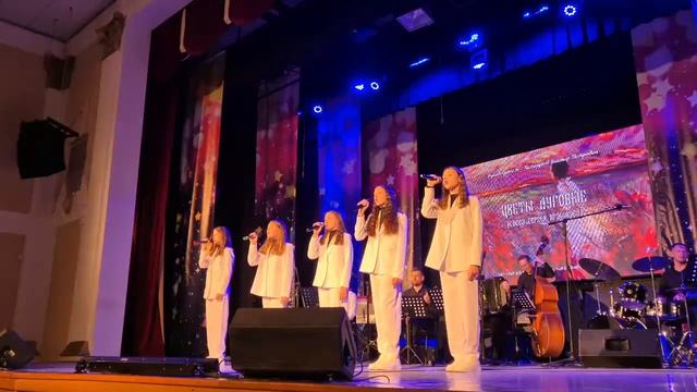 Ансамбль "Меридиан", концерт "Цветы луговые" (Бердск, 25.06.25). Песня "Цветы луговые" смотреть онлайн