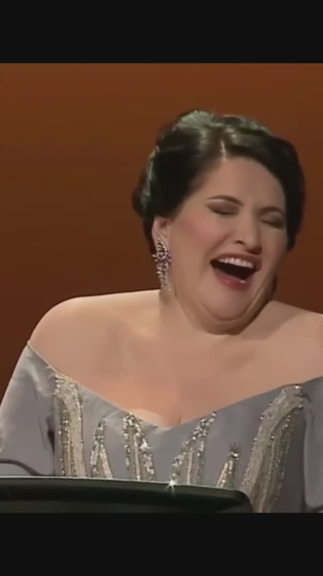 У оперной певицы зазвонил Бах! смотреть онлайн