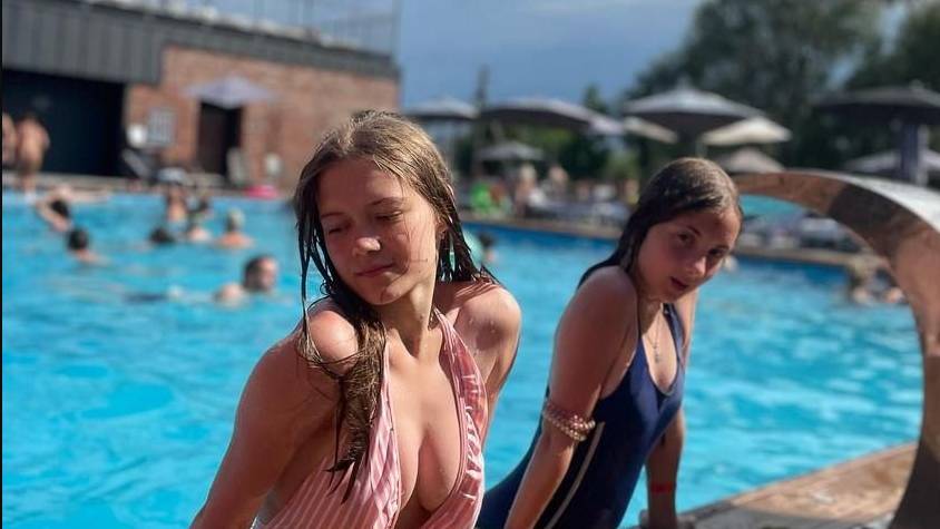 Девочки в бассейне смотреть онлайн