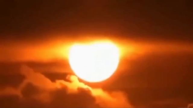 Солнце плавает где-то в облаках, а не там, где нам говорят смотреть онлайн