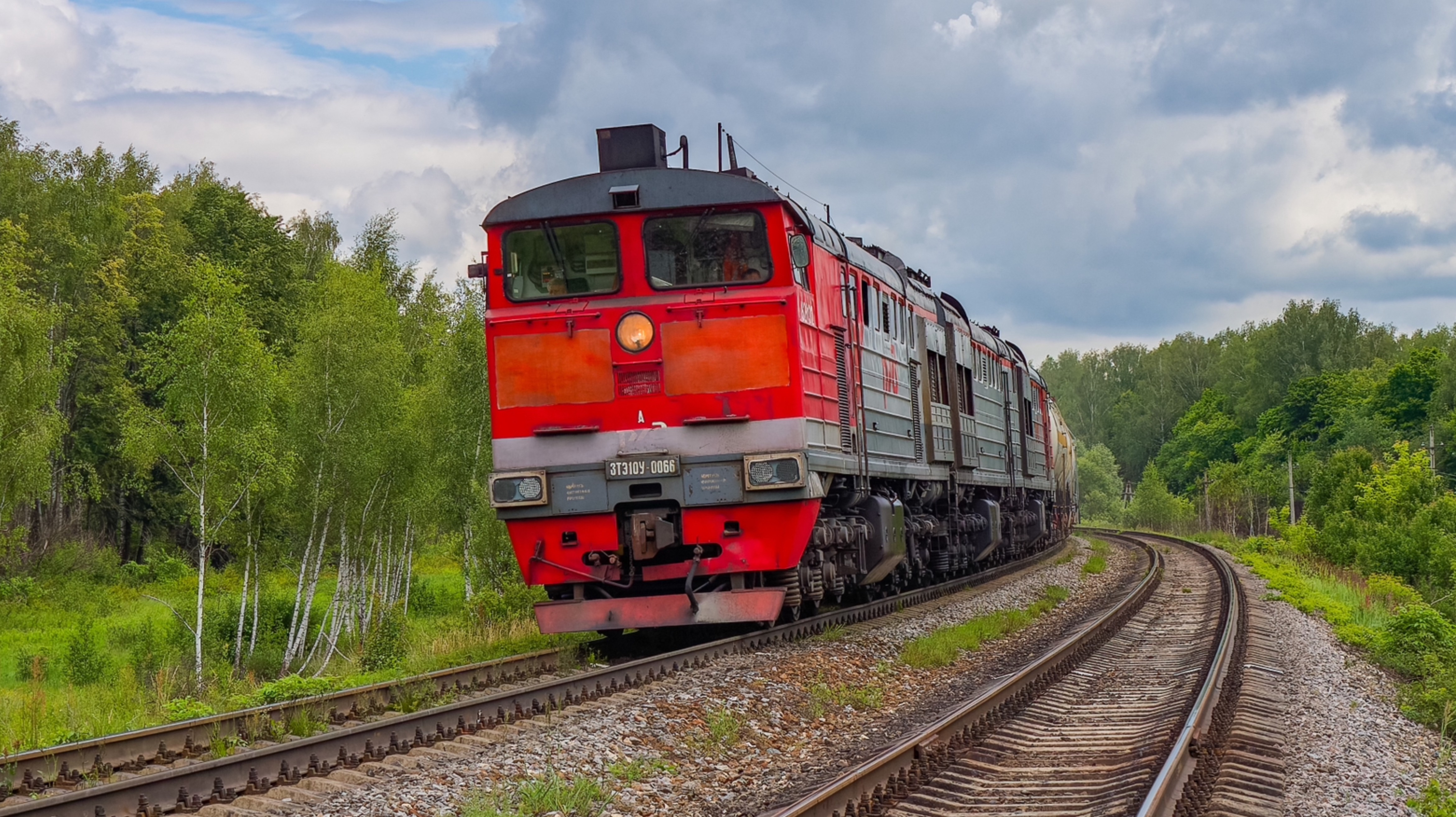 3ТЭ10У-0066 с грузовым составом следует по перегону  Ожерелье-Мордвес