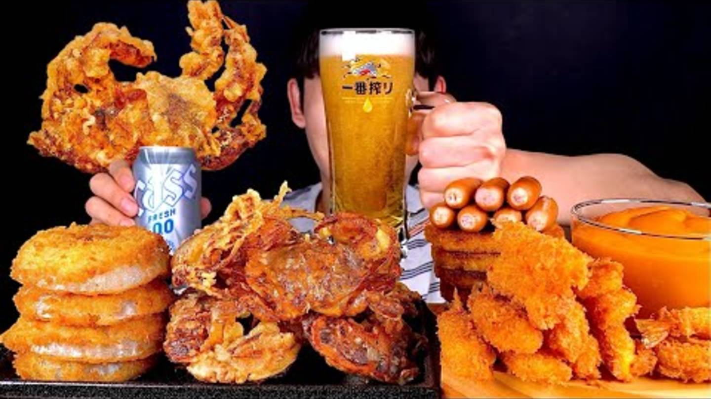 Сосиски, луковые кольца, крабы мягкопанцерные