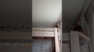забираюсь на второй этаж кровати 
без лестницы😶🌫️😶🌫️😶🌫️