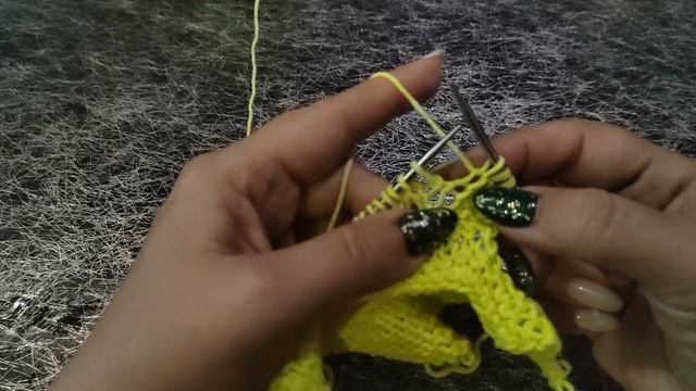 Вязание воротника, на примере как обвязать низ платья и рукава.