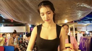 Лаос, милая девушка готовит омлет. Уличная еда в Лаосе