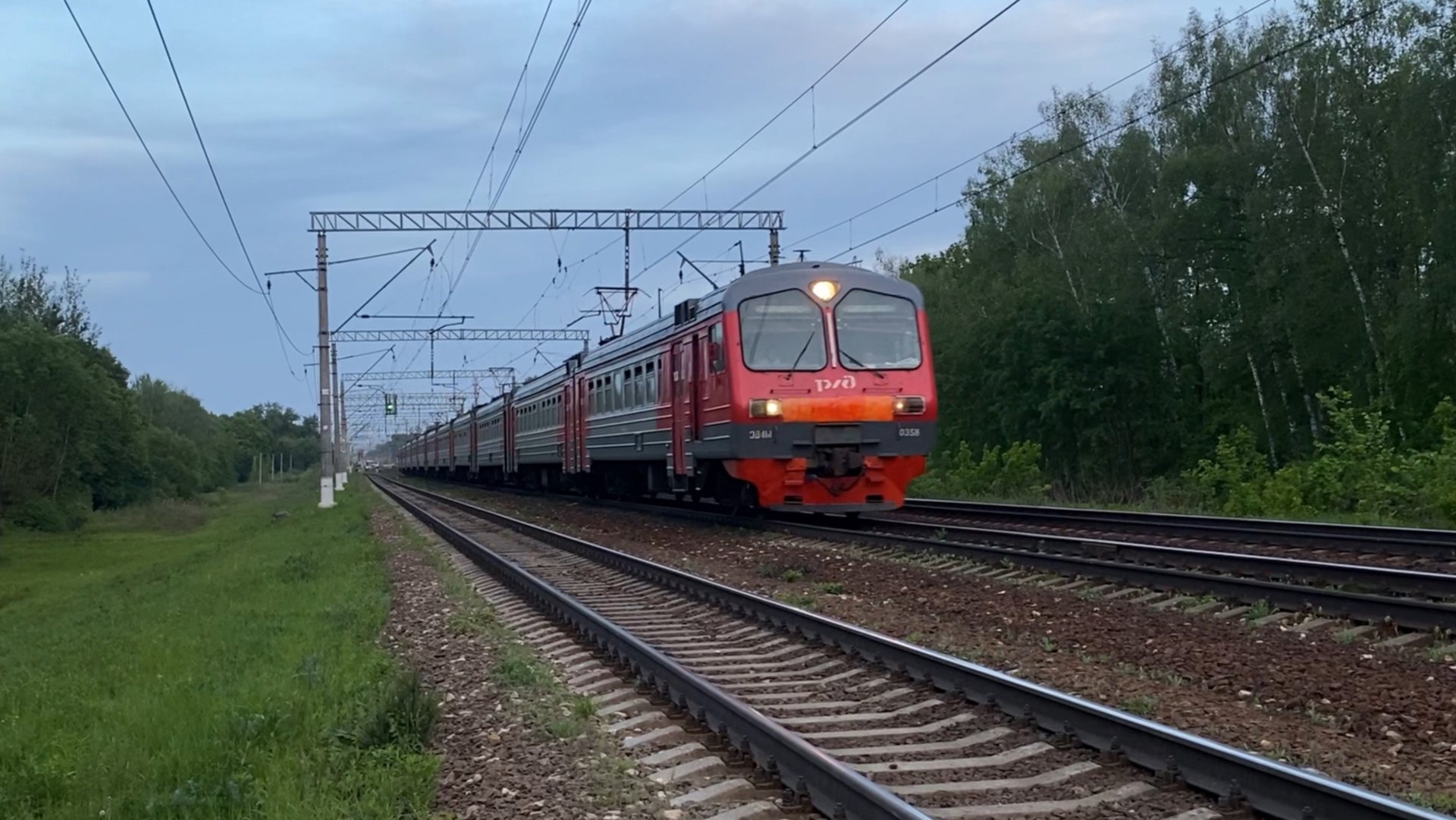 ЭД4М-0358 с поездом Ожерелье-Москва проследует близ о.п. Взлётная