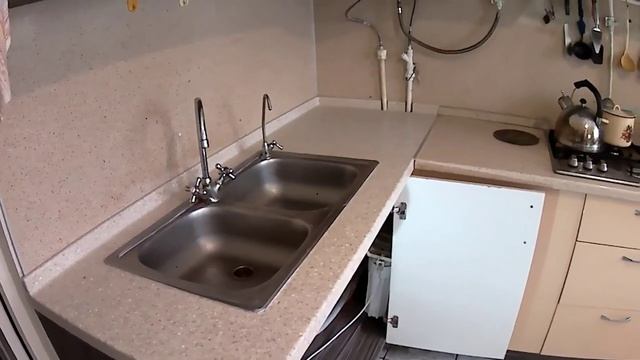 Меняем кусок столешницы кухни. Переустанавливаем мойку. смотреть онлайн