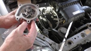 Замена помпы двигателя на Toyota Vitz Тойота Витц SCP10 2001 года