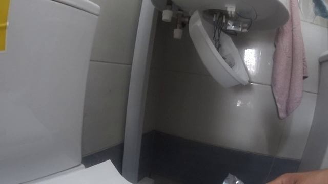 Подключаю бойлер к воде и электричеству.