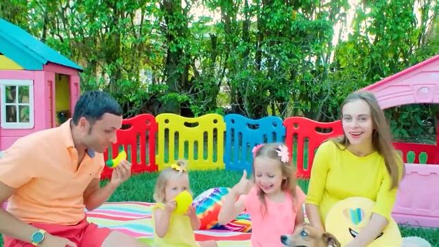 Веселая игра "Бей крота" на пляже с Майей и Машей смотреть онлайн