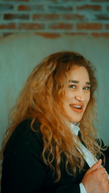 LOLA - В городе тесном смотреть онлайн