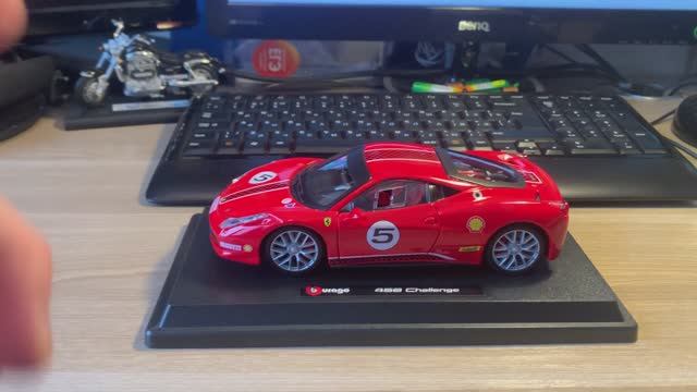 Обзор модели Ferrari 458 Challenge в масштабе 1/24 от Bburago смотреть онлайн