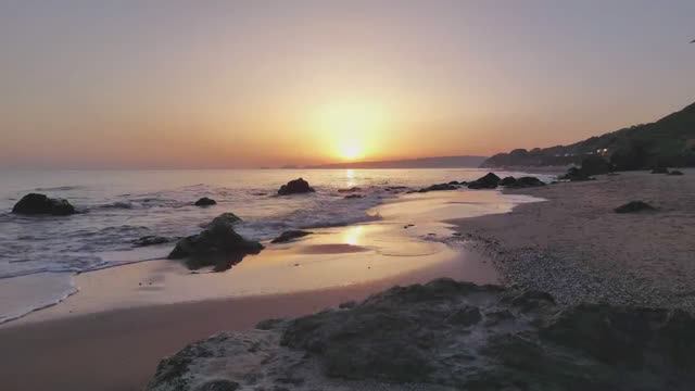 прошёл мемный кликер и попал на море Neal.Fin