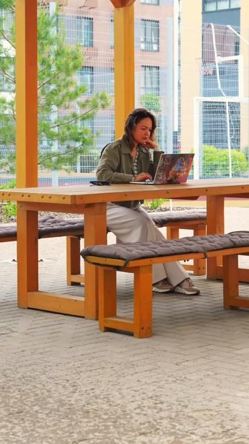 Когда двор напоминает парк,
а работа на свежем воздухе — часть повседневной жизни. смотреть онлайн