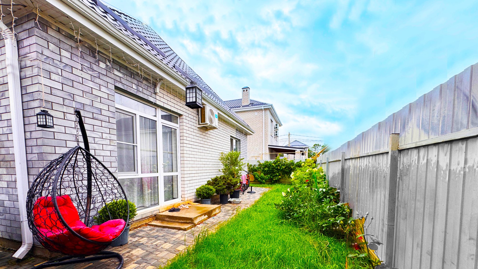 Живите с комфортом: просторные комнаты и терраса для отдыха! смотреть онлайн