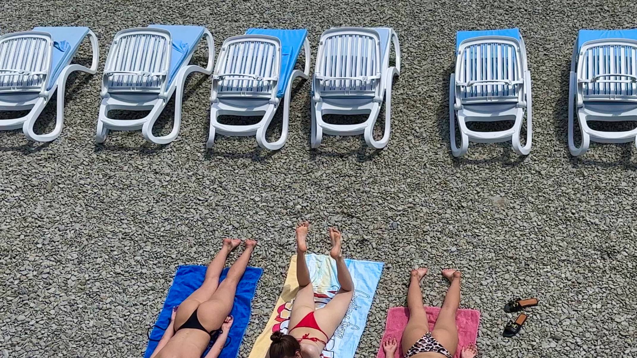 Обзор ВСЕХ пляжей в Ялте. Где найти бесплатные лежаки, даже для маломобильных людей и открытие пляжа смотреть онлайн