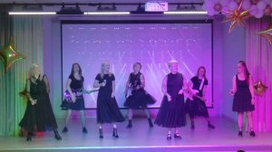 Учителя и мамы поздравляют выпускников.