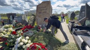 Я ЗНАЮ МАМА С ПАПОЙ ТАМ СНОВА ВМЕСТЕ  | УРНУ С ПРАХОМ НАТАЛЬИ ТЕНЯКОВОЙ ЗАХОРОНИЛИ НА ТРОЕКУРОВСКОМ