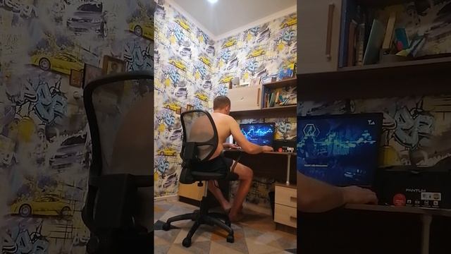 слежу за папой как он играет в кризис 2