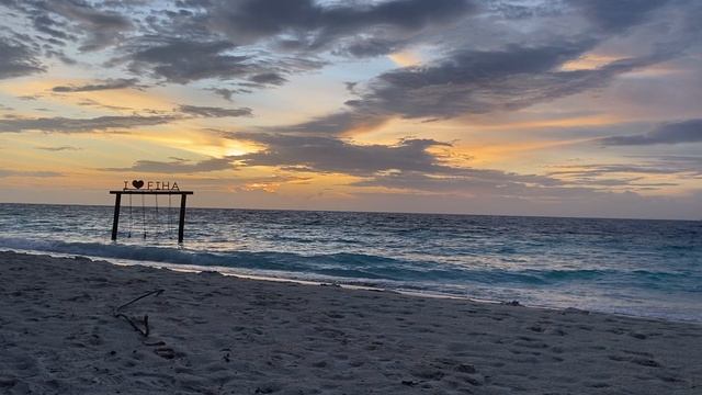 Белоснежный песок, чистейшая вода, красивый закат | Эглет