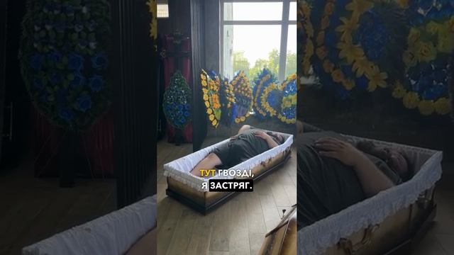 Жертва голодомора примеряет для себя деревянный макинтош! смотреть онлайн