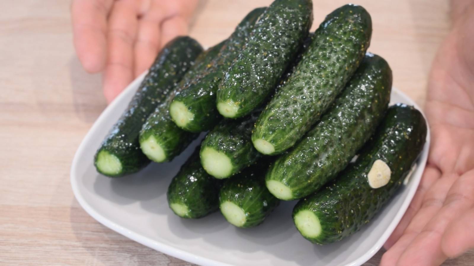 Огурцы "Скороешки",мы "подсели" на эту закуску- огурчики хрустящие, очень вкусные, готовятся быстро смотреть онлайн