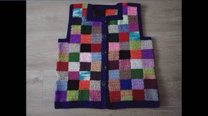 Женский вязаный крючком жилет из остатков пряжи.