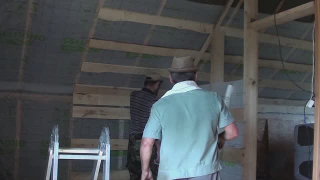 Установили перегородку второй комнаты// Затянули в пароизоляцию, утеплили и набили дюймовку смотреть онлайн