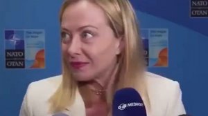 Джорджа Мелони на приходе.