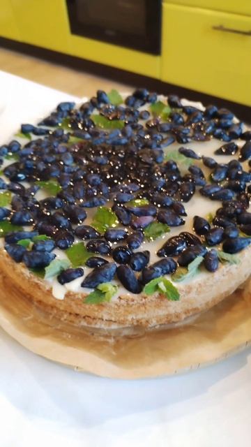 Тирольский пирог с жимолостью.