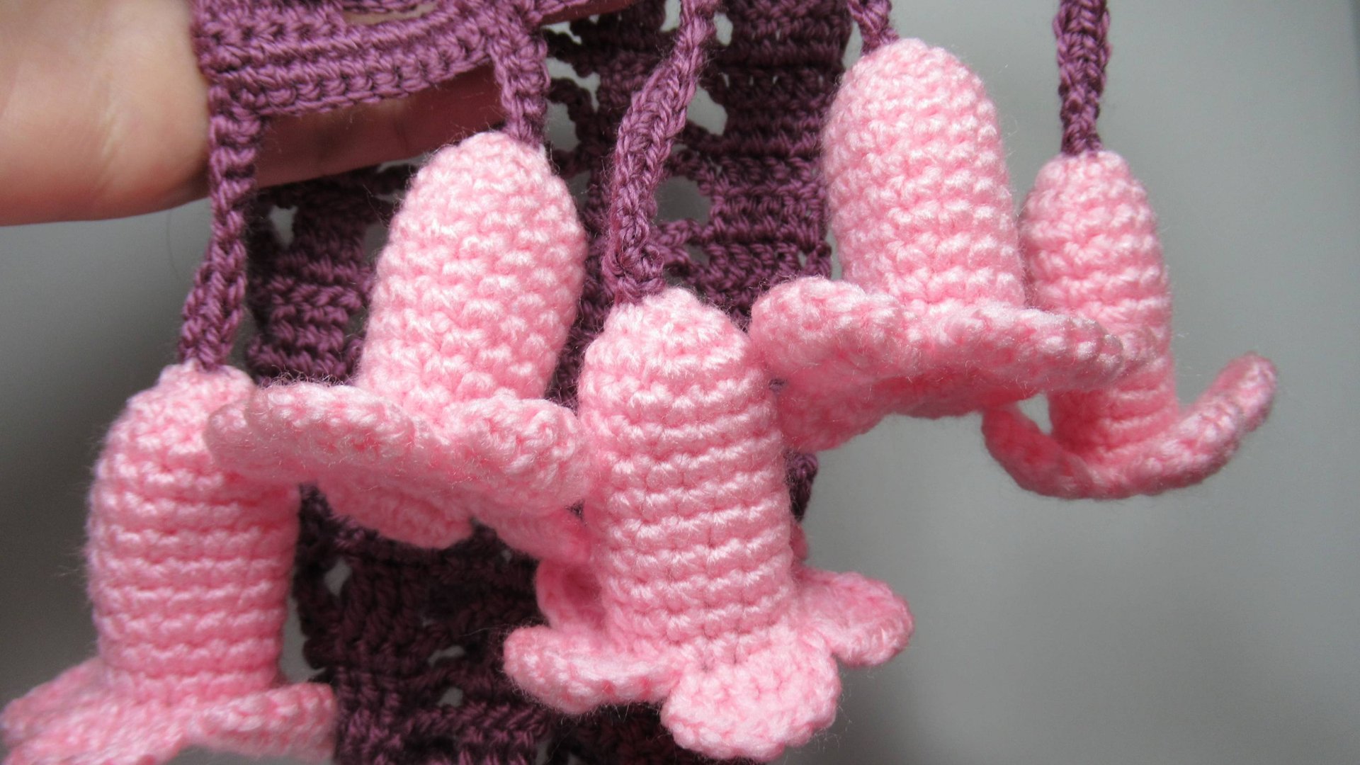 Обвязываю край шарфика стебельками, чтобы потом пришить на них цветы смотреть онлайн