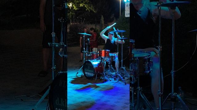 АНАПА БАРАБАНЩИК БРЫЗЖЕТ СЛЮНОЙ 😅 смотреть онлайн