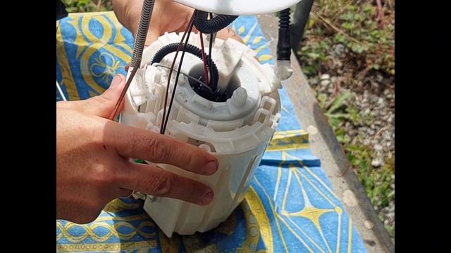 Замена топливного фильтра на бензонасосе Kia Seltos 2.0