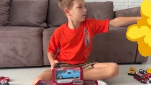 Множество масштабных моделей автомобилей и Марка