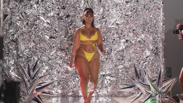 Plus Size Catwalk / Большие женщины на подиуме смотреть онлайн