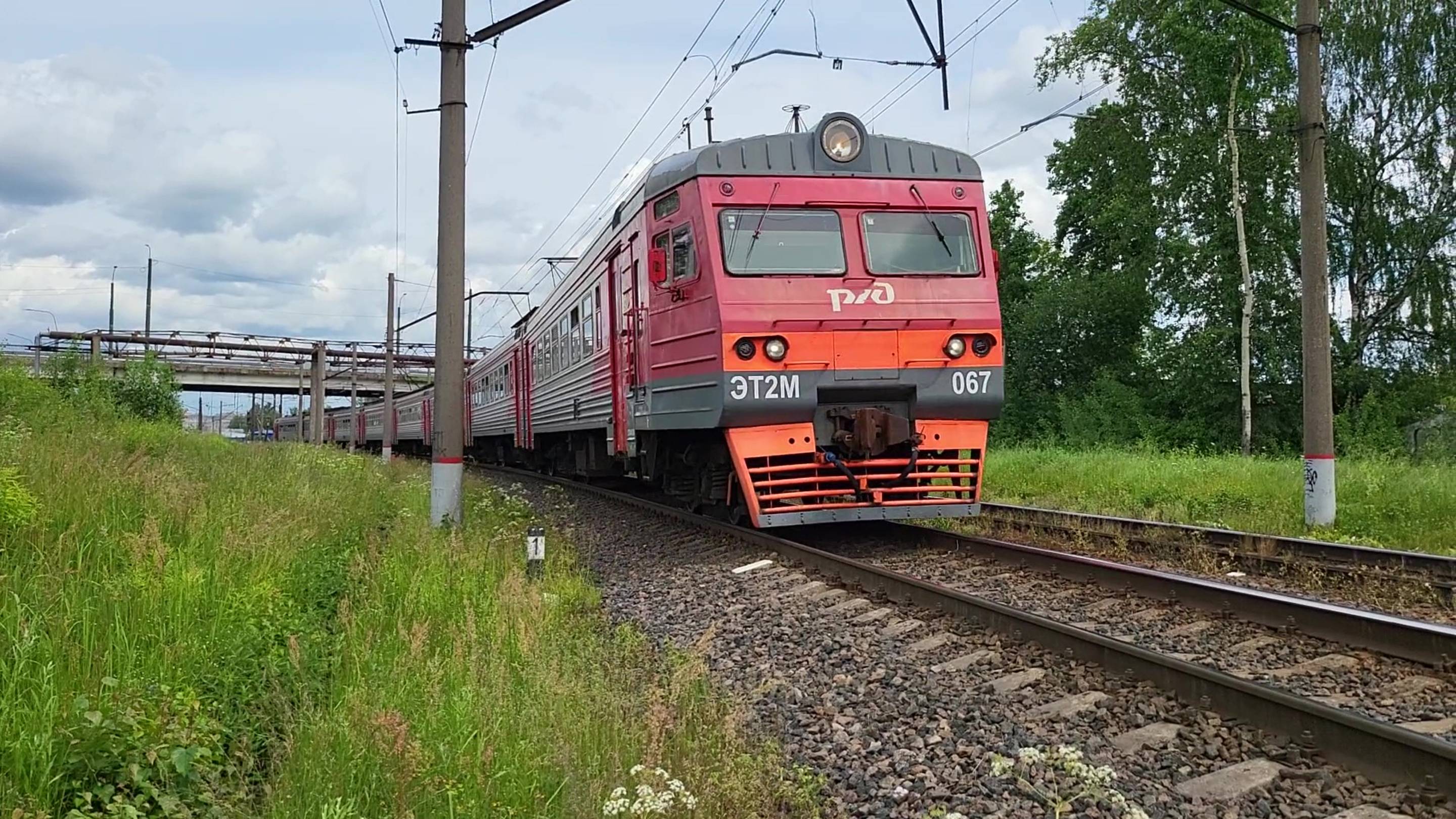 ЭТ2М-067 в пригороде Петербурга. 22.06.25. смотреть онлайн